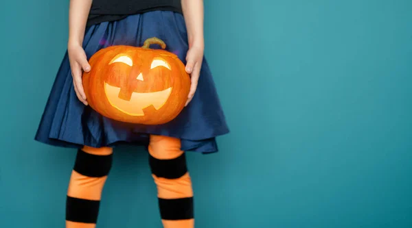 Feliz Halloween Linda Niña Con Calabaza Sobre Fondo Pared Azul — Foto de Stock