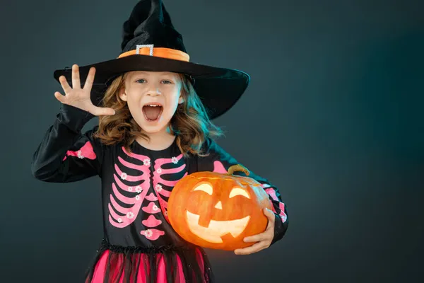 Frohes Halloween Niedliches Kleines Lachendes Mädchen Hexenkostüm Auf Schwarzem Wandhintergrund — Stockfoto