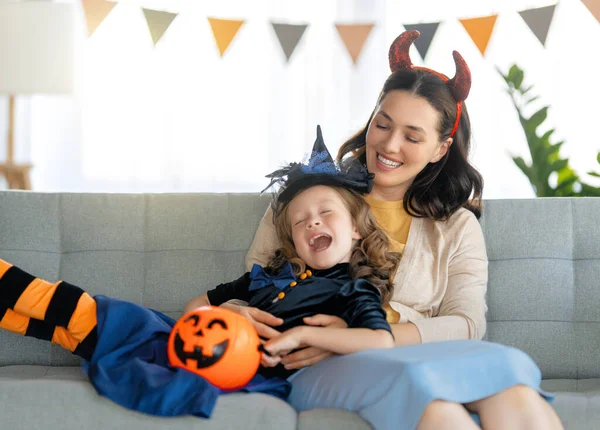 Familia Feliz Preparándose Para Halloween Madre Hijo Con Disfraces Carnaval — Foto de Stock