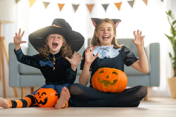 Roztomilé Holčičky Karnevalových Kostýmech Šťastná Rodina Připravuje Halloween Vtipné Děti — Stock fotografie