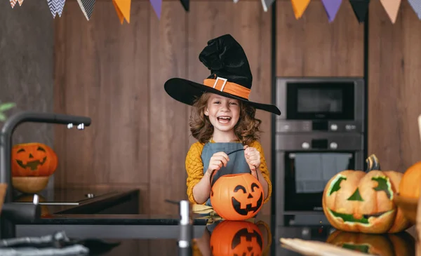 Schattig Klein Meisje Met Snijdende Pompoen Gelukkig Familie Voorbereiding Voor — Stockfoto