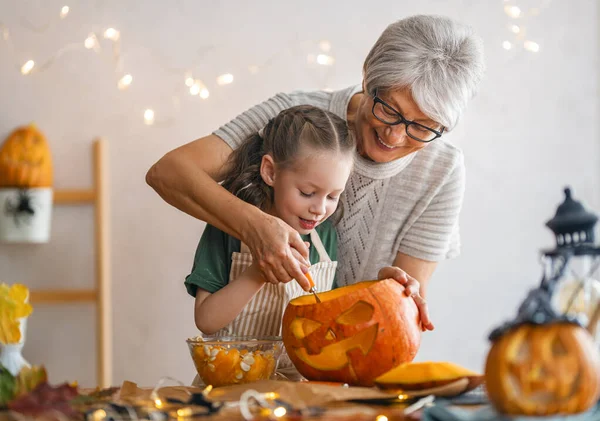 Šťastná Rodina Připravuje Halloween Babička Vnučka Vyřezávají Dýně Doma — Stock fotografie