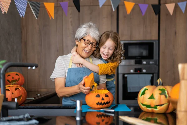 Šťastná Rodina Připravuje Halloween Babička Vnučka Vyřezávají Dýně Doma — Stock fotografie