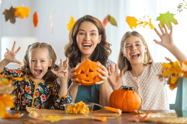 Feliz Halloween Madre Sus Hijas Tallando Calabaza Familia Preparándose Para — Foto de Stock