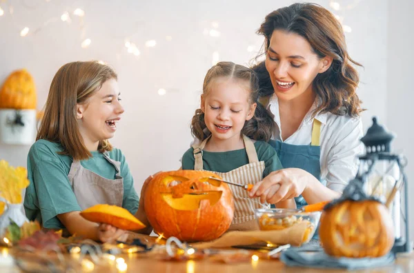 Hauskaa Halloweenia Äiti Hänen Tyttärensä Kaivertavat Kurpitsaa Perheen Valmistautuminen Lomaan — kuvapankkivalokuva