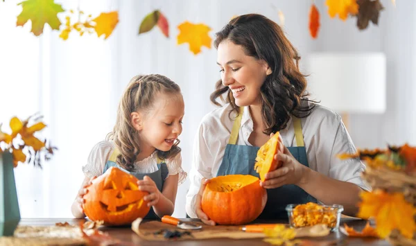 Veselý Halloween Matka Její Dcera Vyřezávání Dýní Rodina Příprava Dovolenou — Stock fotografie