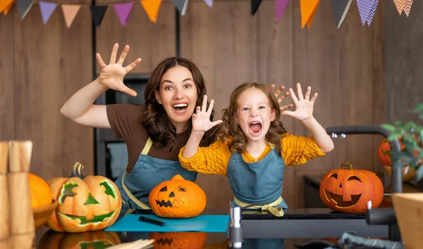 Veselý Halloween Matka Její Dcera Vyřezávání Dýní Rodina Příprava Dovolenou — Stock fotografie