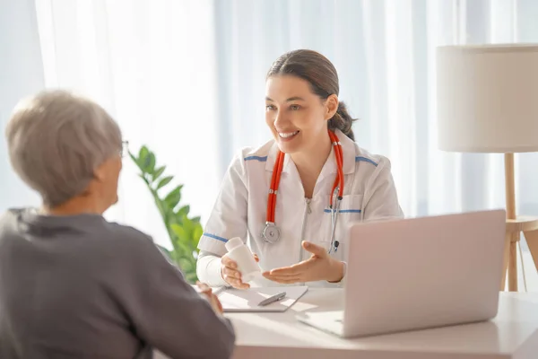 Female Patient Listening Doctor Hospital — Stock Photo, Image