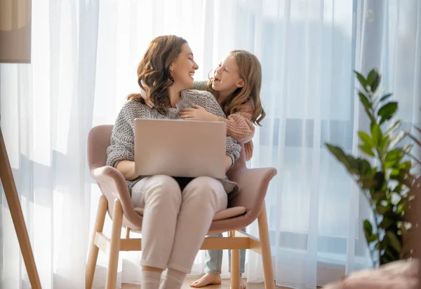 Szczęśliwa Kochająca Rodzina Młoda Matka Córka Używają Laptopa Zabawna Mama — Zdjęcie stockowe