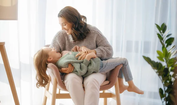 Feliz Día Mamá Hija Niña Están Jugando Sonriendo Abrazándose Vacaciones —  Fotos de Stock