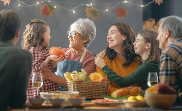Erntedankfest Herbstfest Glückliche Familie Sitzt Tisch Und Feiert Urlaub Großeltern — Stockfoto