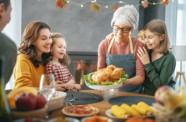 Giorno Del Ringraziamento Festa Autunno Famiglia Felice Seduta Tavola Festeggiando — Foto Stock