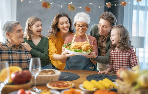 感恩节 秋天的节日 快乐的家人坐在桌旁庆祝节日 祖父母 父亲和子女 传统的晚餐 — 图库照片