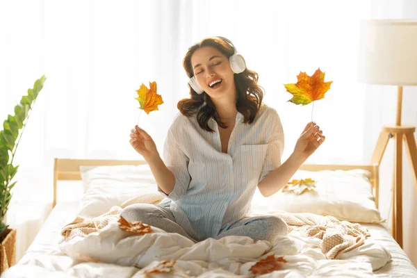 Lycklig Ung Kvinna Njuter Solig Morgon Sängen — Stockfoto