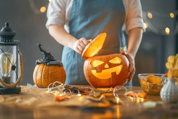 Grattis Halloween Personen Snidar Pumpa Familjen Förbereder Sig För Semester — Stockfoto