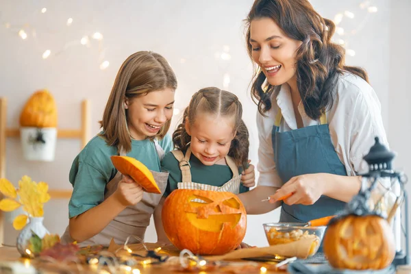 Frohes Halloween Mutter Und Ihre Töchter Schnitzen Kürbis Familie Bereitet — Stockfoto