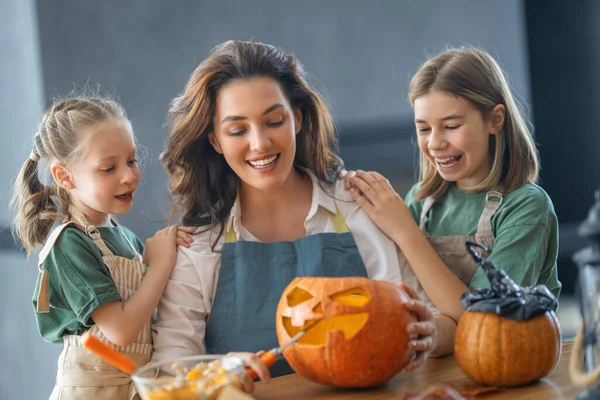 Feliz Halloween Madre Sus Hijas Tallando Calabaza Familia Preparándose Para — Foto de Stock