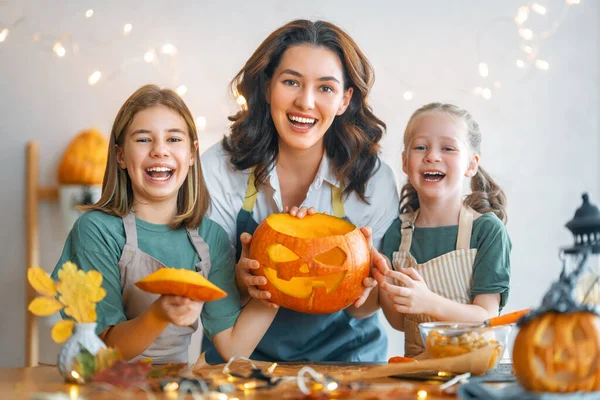 Hauskaa Halloweenia Äiti Hänen Tyttärensä Kaivertavat Kurpitsaa Perheen Valmistautuminen Lomaan — kuvapankkivalokuva