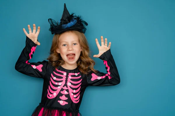 Boldog Halloweent Aranyos Kis Nevető Lány Boszorkány Jelmez Kék Fal — Stock Fotó