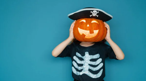 Boldog Halloweent Aranyos Kis Nevető Lány Kalóz Jelmez Kék Fal — Stock Fotó