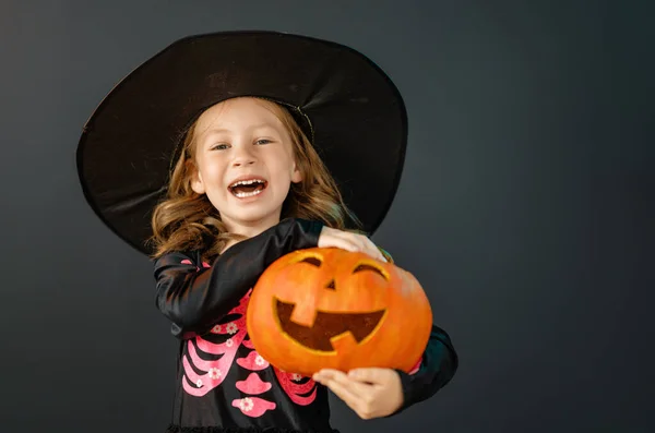 Wesołego Halloween Ładna Dziewczynka Roześmiany Kostium Czarownicy Tle Czarna Ściana — Zdjęcie stockowe