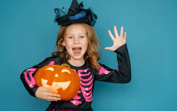 Frohes Halloween Nettes Kleines Lachendes Mädchen Hexenkostüm Auf Blauem Wandhintergrund — Stockfoto