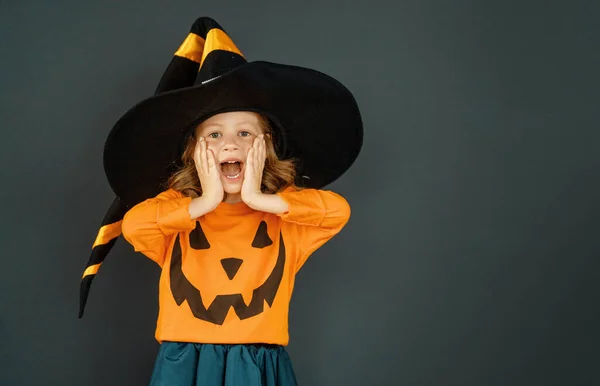Frohes Halloween Nettes Kleines Lachendes Mädchen Kürbiskostüm Auf Schwarzem Wandhintergrund — Stockfoto
