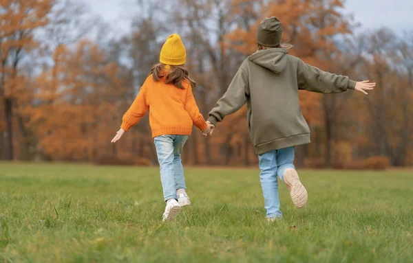 Счастливая Семья Осенней Прогулке Дети Гуляют Парку Наслаждаются Красивой Природой — стоковое фото