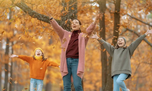 Família Feliz Caminhada Outono Mãe Filhas Caminhando Parque Desfrutando Bela — Fotografia de Stock