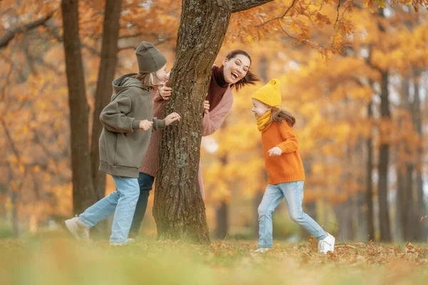 Familia Feliz Paseo Otoño Madre Hijas Caminando Parque Disfrutando Hermosa — Foto de Stock