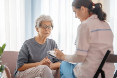 Hastanedeki bir doktoru dinleyen kadın hasta..