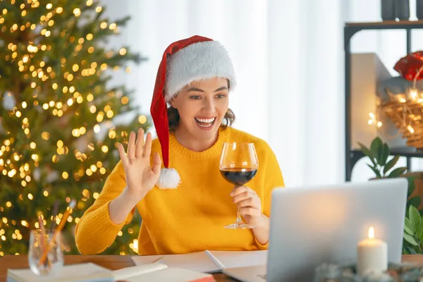 Donna Sta Lavorando Home Office Decorato Natale — Foto Stock