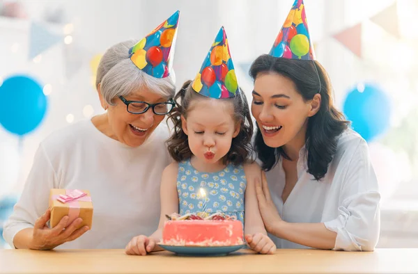 아이가 케이크에 촛불을 있어요 할머니 어머니 축하를 있습니다 — 스톡 사진