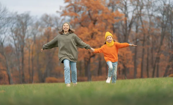 Gelukkige Familie Herfstwandeling Kinderen Wandelen Het Park Genieten Van Prachtige — Stockfoto