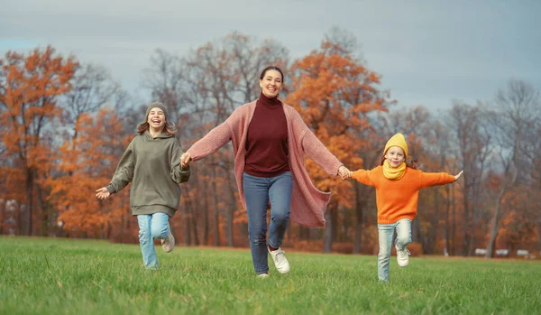 Glückliche Familie Auf Herbstwanderung Mutter Und Töchter Spazieren Park Und — Stockfoto