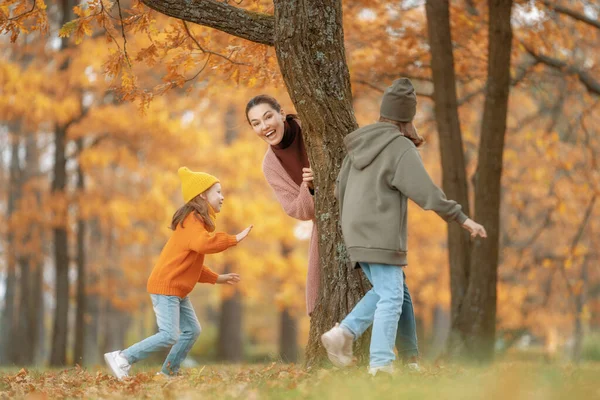 Família Feliz Caminhada Outono Mãe Filhas Caminhando Parque Desfrutando Bela — Fotografia de Stock