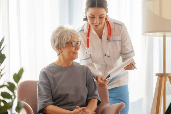 Kvinnlig Patient Lyssnar Läkare Sjukhus — Stockfoto