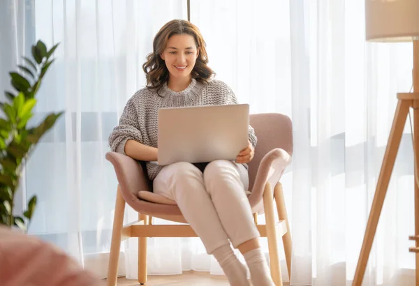 Feliz Mulher Bonita Casual Usando Laptop Casa — Fotografia de Stock