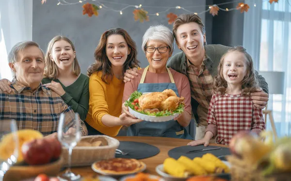 Giorno Del Ringraziamento Festa Autunno Famiglia Felice Seduta Tavola Festeggiando — Foto Stock