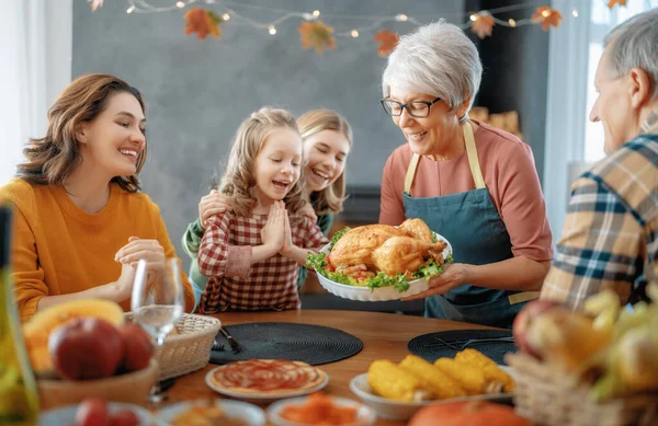 추수감사절 가족은 식탁에 명절을 조부모와 어머니와 자녀들 전통적 — 스톡 사진