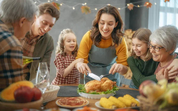 Tacksägelsedagen Höstfesten Glad Familj Som Sitter Vid Bordet Och Firar — Stockfoto