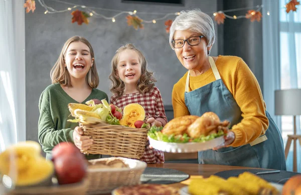 感恩节 秋天的节日 快乐的家人坐在桌旁庆祝节日 传统的晚餐 祖母和孙女 — 图库照片