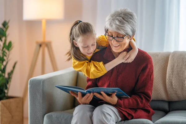 Abuela Leyendo Libro Nieta Vacaciones Familiares Unión —  Fotos de Stock