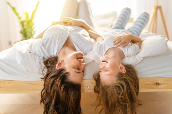 Ein Nettes Mädchen Und Ihre Mutter Genießen Den Sonnigen Morgen — Stockfoto