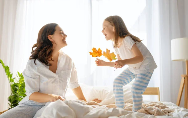 Ein Nettes Mädchen Und Ihre Mutter Genießen Den Sonnigen Morgen — Stockfoto