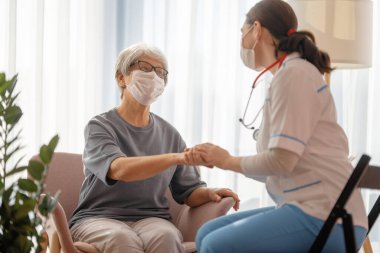 Coronavirus ve grip salgını sırasında maske takan doktor ve son sınıf öğrencisi. Virüs koruması. COVID-2019. Maske takıyor.