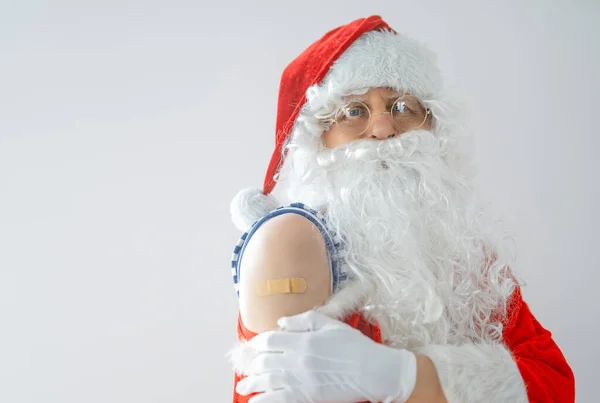 ワクチン接種後のサンタクロースの衣装のシニア男性 クリスマス休暇中のウイルス対策 Covid 2019 — ストック写真