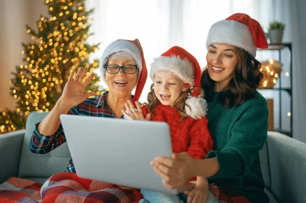 Abuela Madre Hija Están Charlando Con Alguien Usando Portátil Sala — Foto de Stock