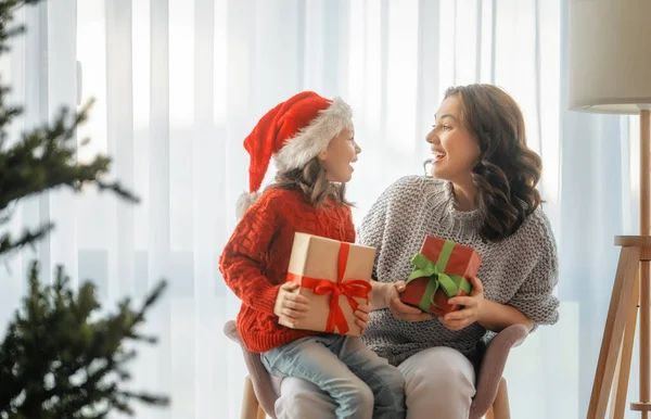 圣诞快乐 节日快乐 快乐的妈妈和她可爱的女儿交换礼物 父母和小孩在室内树上玩得很开心 — 图库照片