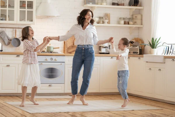 Mamãe Suas Filhas Crianças Meninas Estão Dançando Férias Família União — Fotografia de Stock